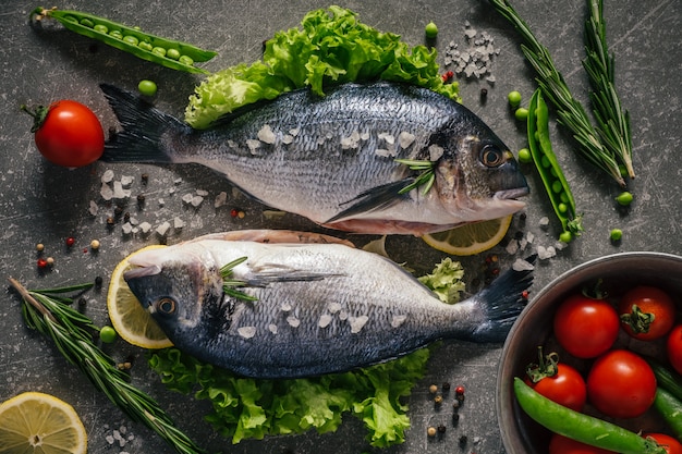 Vue de dessus du délicieux poisson dorado avec des légumes et des épices pour préparer la cuisson