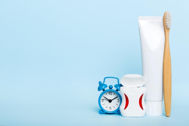 Vue de dessus du dentifrice et de la brosse à dents avec espace de copie sur fond coloré Mise à plat Hygiène dentaire Produits de soins bucco-dentaires sur fond clair Concept de soins du corps