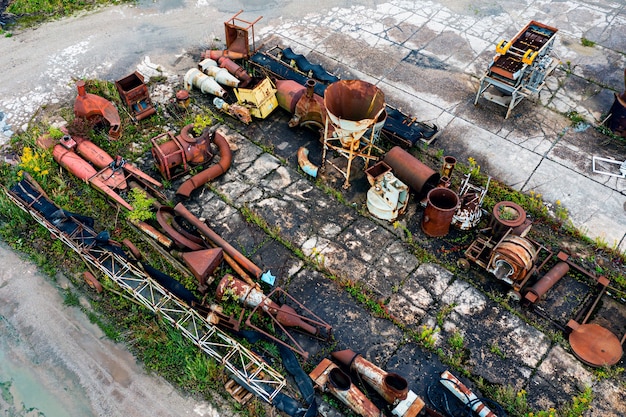 Vue de dessus du dépotoir avec du vieux métal rouillé, usine abandonnée
