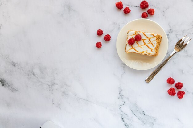 Vue De Dessus Du Dessert Aux Framboises Sur Marbre