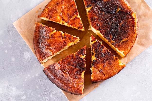 Vue de dessus du dessert de gâteau au fromage brûlé basque