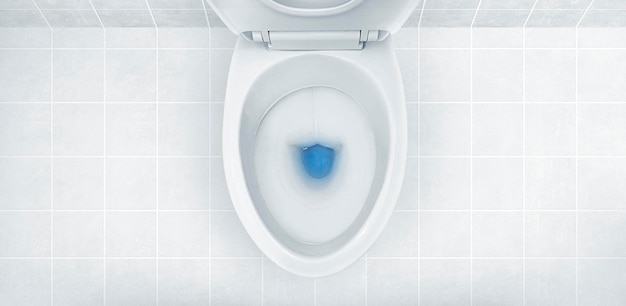 Vue de dessus du détergent bleu de la cuvette des toilettes qui s'y jette