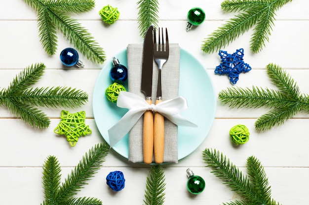 Vue de dessus du dîner du nouvel an sur une surface en bois festive.