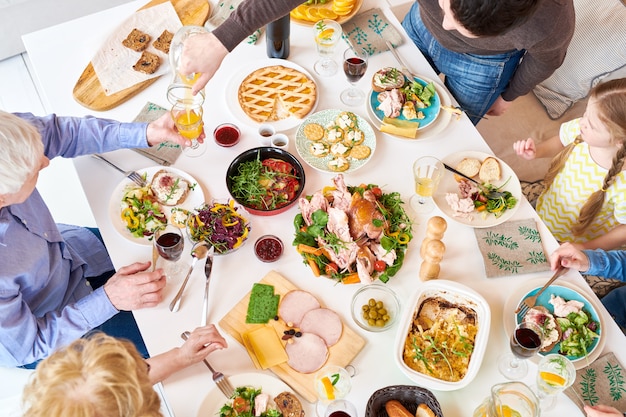 Vue de dessus du dîner en famille