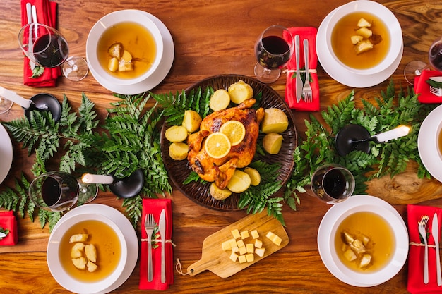 Vue de dessus du dîner de Noël avec soupe et dinde