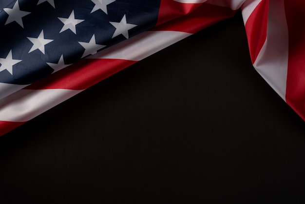 Photo vue de dessus du drapeau américain sur fond sombre