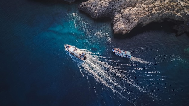 Vue de dessus du drone du hors-bord dans l'eau bleue