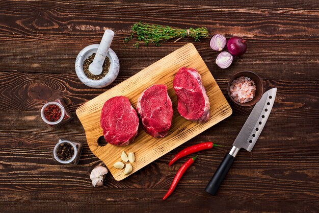 Vue de dessus du filet mignon de boeuf mariné aux épices sur table en bois