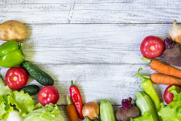 Vue de dessus du fond des aliments sains avec espace copie. Concept d'aliments sains avec des légumes frais