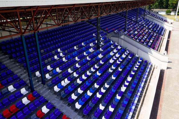 Vue de dessus du football vide se trouve dans un grand stade de football.