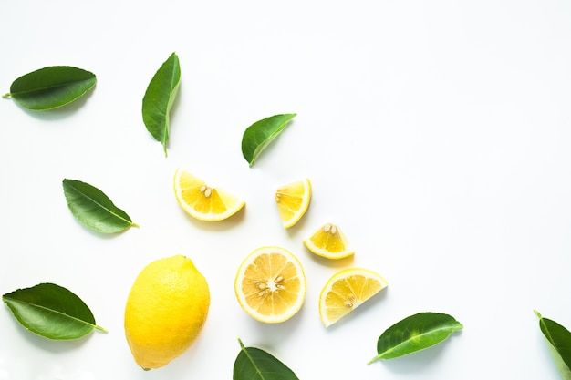 Vue de dessus du fruit de citron et des feuilles isolées