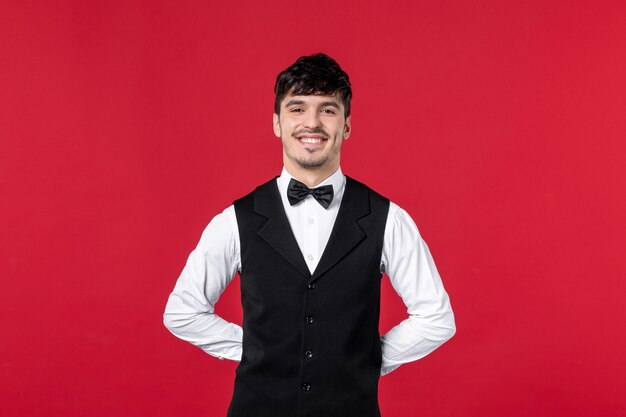 Vue de dessus du garçon souriant heureux en uniforme avec nœud papillon.