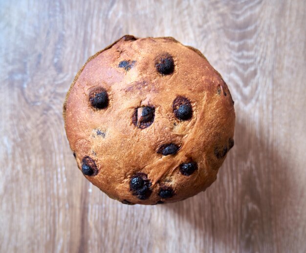 Vue de dessus du gâteau au chocolat de Noël Panettone sur fond de bois