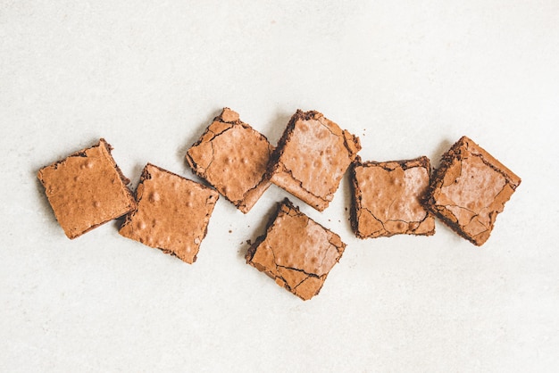 Vue de dessus du gâteau brownie fait maison fraîchement cuit