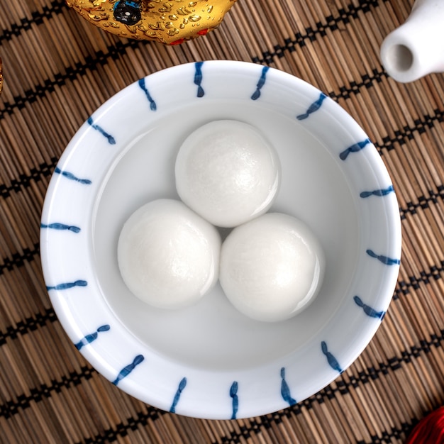 Vue de dessus du grand tangyuan yuanxiao (boulettes de riz gluant) pour la nourriture du festival du nouvel an lunaire chinois, les mots sur la pièce d'or signifient le nom de la dynastie qu'elle a fait.