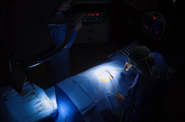 vue de dessus du groupe de chirurgiens de travail pour le patient de secours dans la salle d&#39;opération à l&#39;hôpital