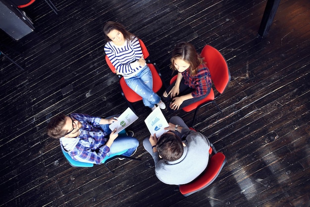 Vue de dessus du groupe d'entreprises de travail assis à table