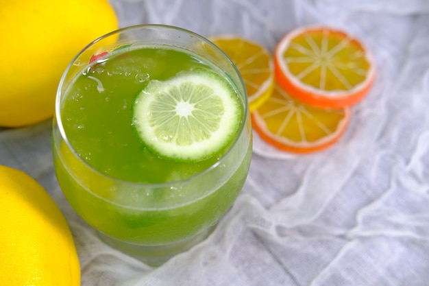 Vue de dessus du jus de citron vert frais sur la table