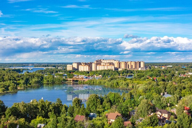 Vue de dessus du lac dans le parc de la ville