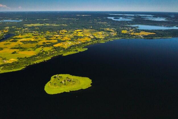 Vue de dessus du lac Drivyaty dans le parc national des lacs Braslav, les plus beaux lacs de Biélorussie.