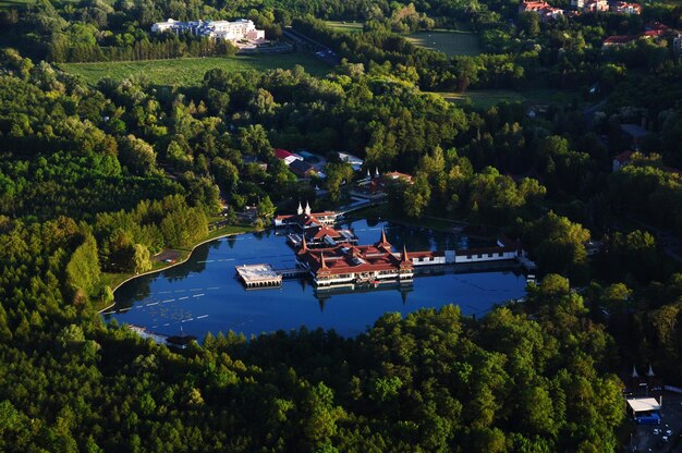 Vue de dessus du lac Heviz. Lac Heviz avec des bâtiments pour les procédures de traitement sur le lac. 17 mai 2017, Heviz, Hongrie.