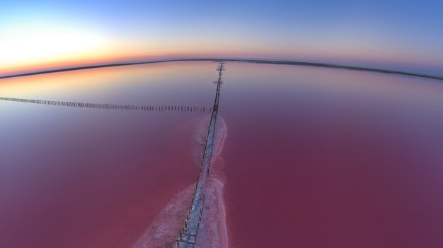 Vue de dessus du lac salé rose