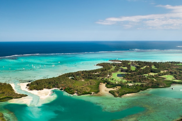 Vue de dessus du lagon et des récifs coralliens de l'île Maurice dans l'océan Indien.