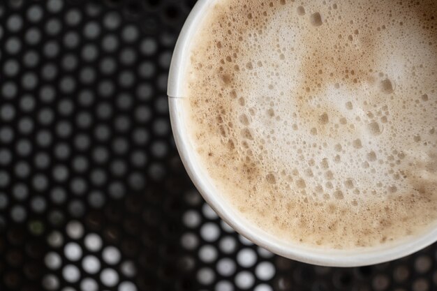 Vue de dessus du latte mousseux, mise au point sélective et espace de copie.