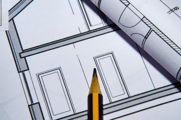 Photo vue de dessus du lieu de travail de l'architecte. projet architectural, plans, rouleaux de plans sur table. fond de construction. outils d'ingénierie. copier l'espace