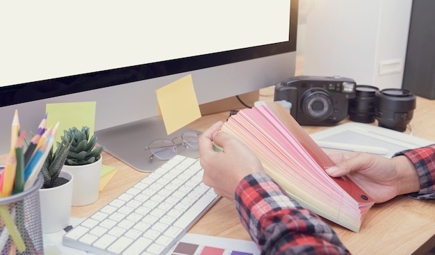 Vue de dessus du lieu de travail de la table créative pour la conception graphique.