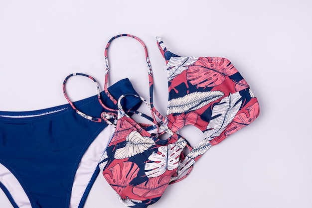 Vue de dessus du maillot de bain femme Fashion Bikini sur fond bleu Summer Beach Vacation Concept Horizontal Copy Space