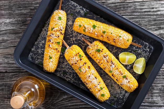 Vue de dessus du maïs grillé dans un plat à rôtir