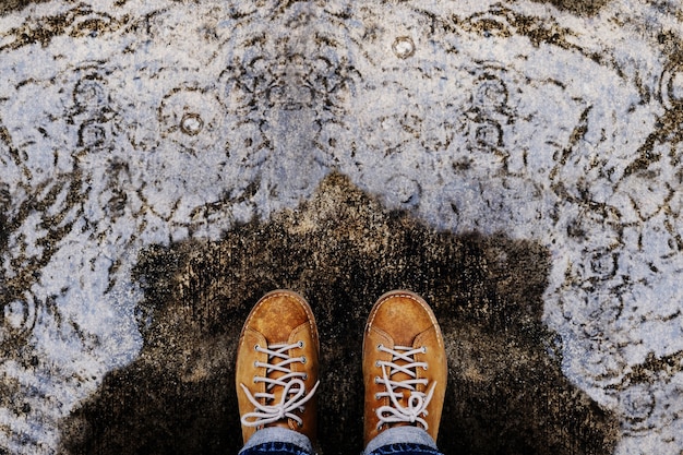 Vue de dessus du mâle debout avec un parapluie