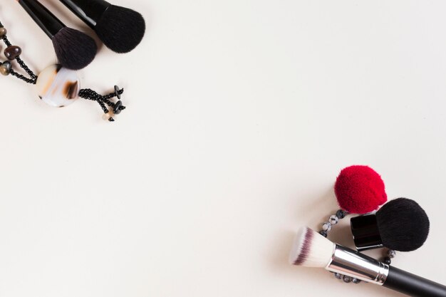 Photo vue de dessus du maquillage sur le concept de bureau avec espace copie