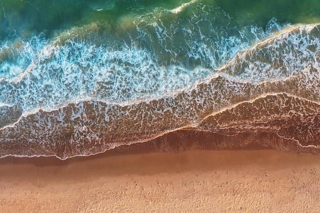 Vue de dessus du mensonge de surf Vagues et plage de sable Dégradé de couleur rouge-vert artistique