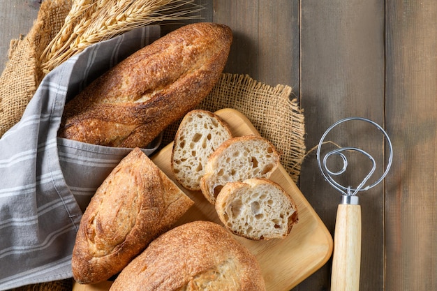 Vue de dessus du pain baguette tranché fait maison sur fond de bois