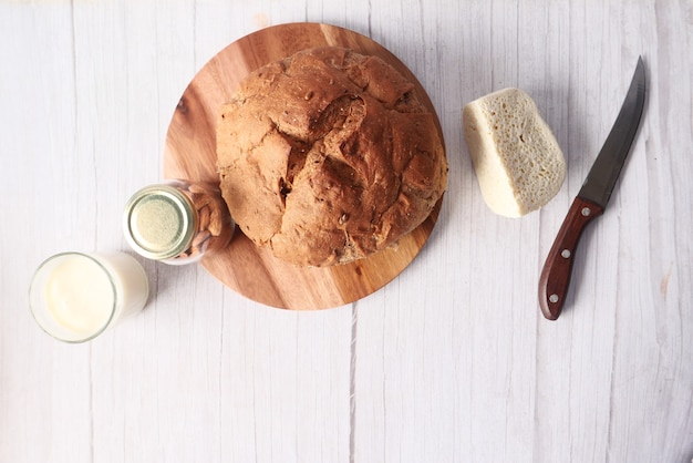 Vue de dessus du pain brun au lait de fromage et noix d'amande sur la table