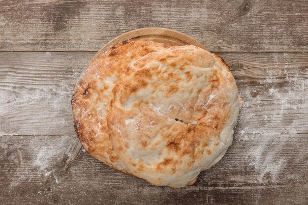 Vue de dessus du pain lavash rond sur table en bois