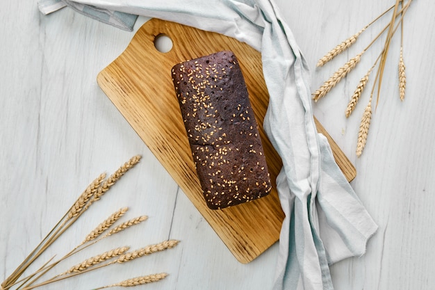 Vue de dessus du pain de pain au levain brun avec graines de tournesol et sésame