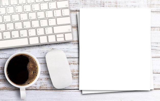 Vue de dessus avec du papier blanc et écriture manuscrite sur fond de table en bois