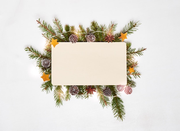 Vue de dessus du papier vierge avec des branches d'épinette