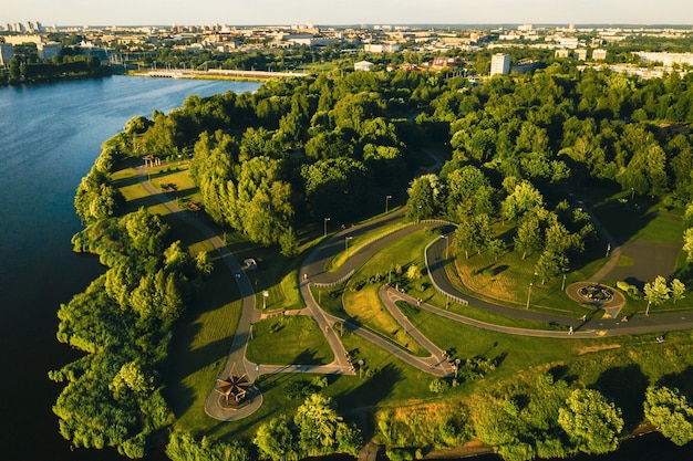 Vue de dessus du parc de la ville de Chizhovka.Parc de loisirs avec pistes cyclables à Minsk.Belarus.