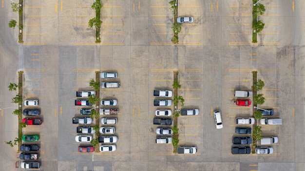 La vue de dessus du parking prise avec les drones