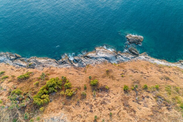 Vue de dessus du paysage de la belle mer tropicale avec vue sur la côte de la mer en image de la saison estivale par drone vue aérienne, vue grand angle