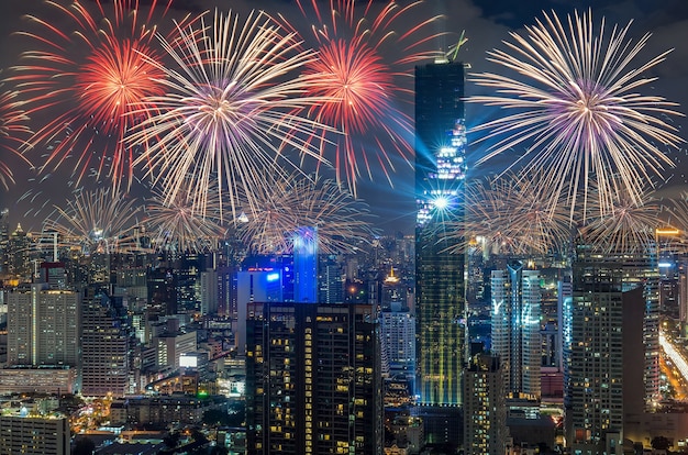 Vue de dessus du paysage urbain de Bangkok la nuit avec la célébration de feu d&#39;artifice multicolore, Mahanakhon