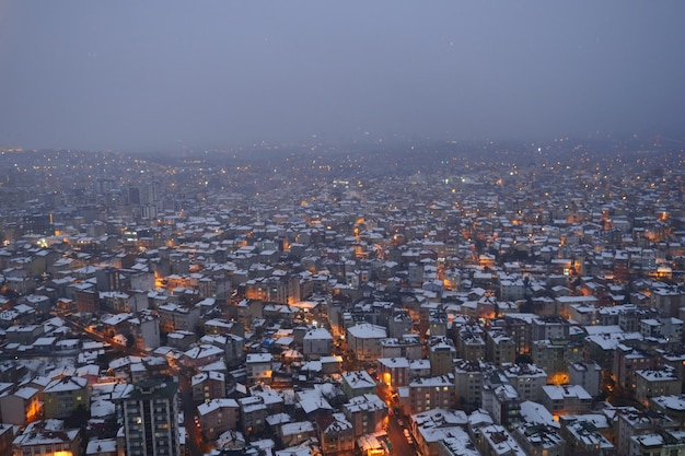 Vue de dessus du paysage urbain de neige à istanbul