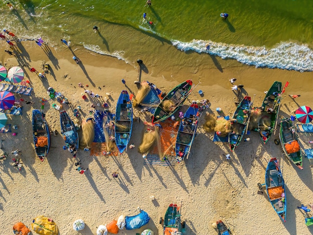 Vue de dessus du pêcheur jetant son filet au lever ou au coucher du soleil Les pêcheurs traditionnels préparent le filet de pêche