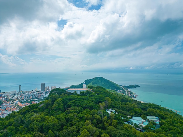 Vue de dessus du phare blanc de Vung Tau Le site touristique le plus visité de la ville de Vung Tau et le célèbre phare capturé avec ciel bleu et nuages