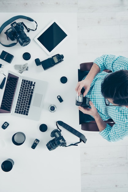 Vue de dessus du photographe masculin travaillant au bureau