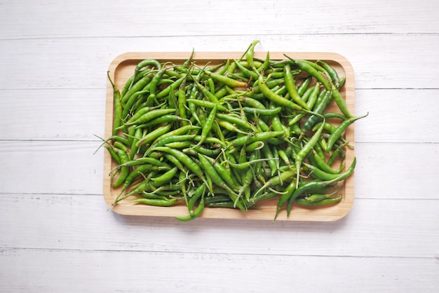 Vue de dessus du piment vert sur une planche de bois